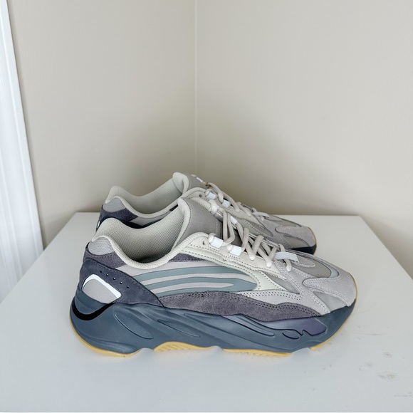 NWB Yeezy Boost 700 V2 - Picture 5 of 11